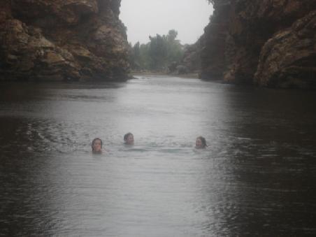 Die Maedels bei Regen im Wasser.