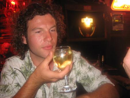Mikey bei der Weinprobe.