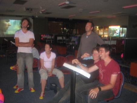 Beim Bowling von links Mikey, Susan, Jon, Bob, Phil.