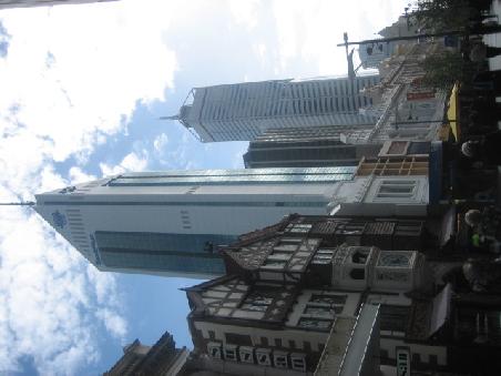 London Court im Vordergrund mit Hochhaeusern im Hintergrund.
