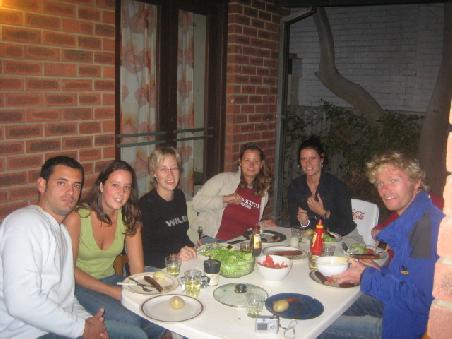 Hier beim Easter BBQ. Von links Steven, Julie, Sigi, ich, Sandrine und Niki.