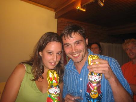 Julie and Piere mit Osterhasen.