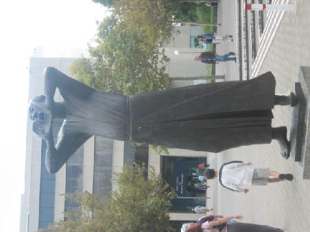 Figur vor der Art Gallery.