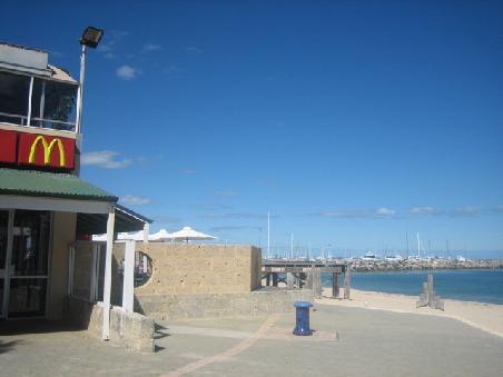 McDonalds direkt am Strand.
