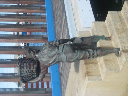 Figur am Hafen.