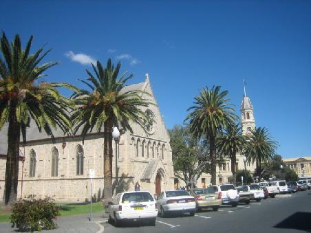 Kirche mit Town Hall.
