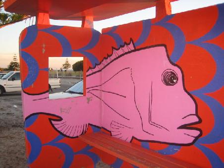 Fisch an der Bushaltestelle.