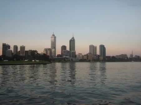 Perth vom Swan River aus.
