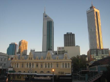 Perth von der Railway Station aus gesehen.