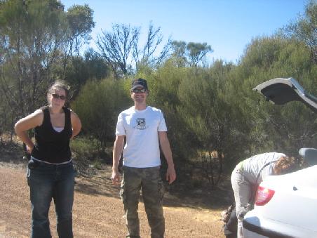 Kurzer Stop am Highway. Rike, Torsten & Leen.