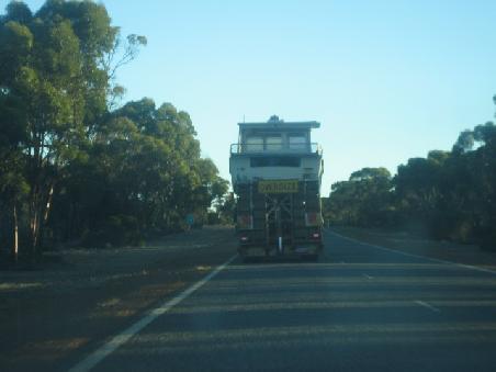 Einer der vielen Road Trains die uns unterwegs begegnet sind.