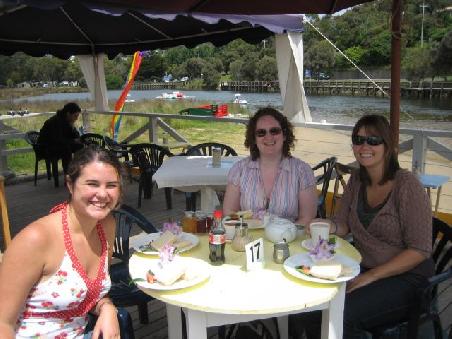 Von links Georgia, Dympna, Kimberly bei unserem Elevensis.
