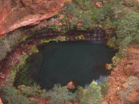 Rangezoomter Circular Pool von oben.
