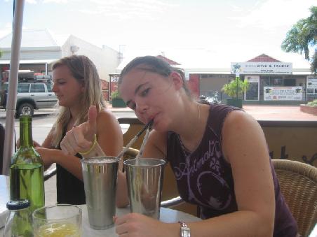 Kirsty war ein wenig durstig, hatte allerdings nicht damit gerechnet das die Schokoshakes sooooo gross sind.