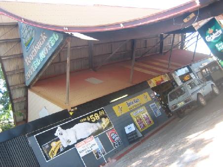 Das ist ein Drive-In Bottle Shop. In Australien braucht man eine Lizenz um Alkohol zu verkaufen, d. h. der Alkohol wird in extra Shops verkauft und nicht wie bei uns im Supermarkt. Hier faehrt man rein, bestellt, bezahlt, laedt ein und los gehts.