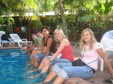 Die Maedels am Pool im Hostel.