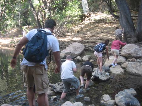 Unsere Gruppe beim ueberqueren des Wassers.