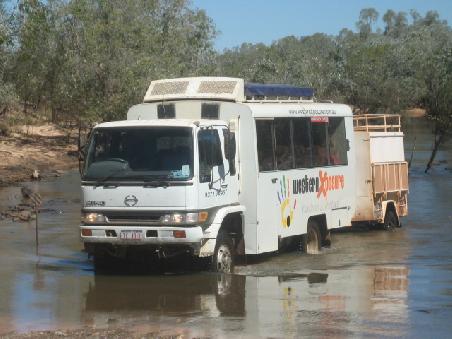 Unser Truck beim durchqueren einer der vielen Fluesse.