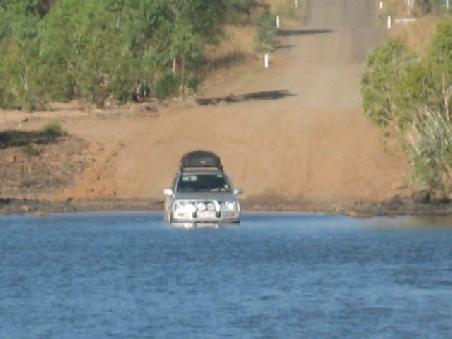 Dieses Auto, Besitzerin Sue, haben wir aus dem Wasser gezogen. Nebenbei bemerkt, Sue war ganz alleine unterwegs und der Wagen niegelnagelneu. Vermutlich auch im Arsch, da schaetzungsweise Wasser in den Motor eingedrungen ist. Unersetzlich bei diesen 4WD ist der "Schnorchel".