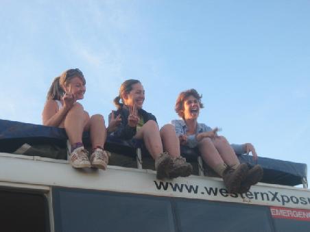 Von links Djemma, Aureilia und Marion auf dem Dach unseres Trucks.