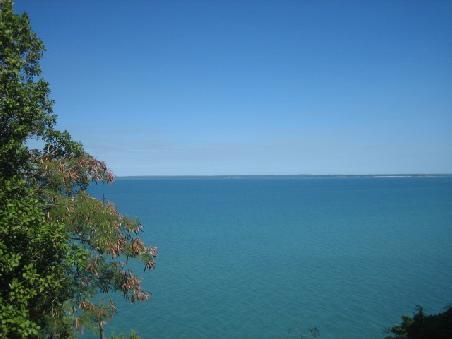 Blick ueber das Meer von Bicentennial Park.