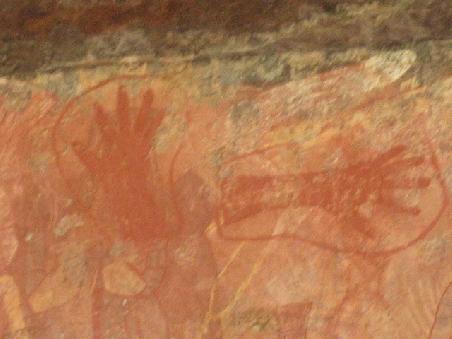 Hier Haende, die Haende in Handschuhen darstellen sollen. Die Aboriginal People hatten die weisen Siedlerfrauen mit Handschuhen gesehen. Vermutlich gefiel ihnen das und sie haben das aufgemalt.