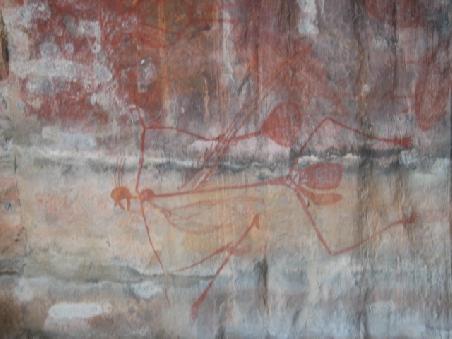 Eine andere Art der Aborignal Malerei. In vielen Bildern ist auch zu erkennen das uebereinander gemalt wird bzw. wurde. Die Aboriginal People glauben das somit der Geist der anderen weiterlebt.