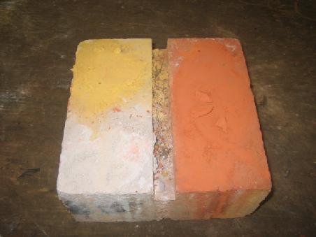 Das sind die Farben, auch "ochre" genannt die die Aboriginal People zum bemalen des Gesichtes, aber auch zum malen ihrer Bilder und auch auf Felsen benutzen. Die Farbe gibt es in Form von Steinen, die man am Strand findet, einfach auf einen Stein "malen" mit Wasser "verduennen" und schon ist die Farbe fertig.