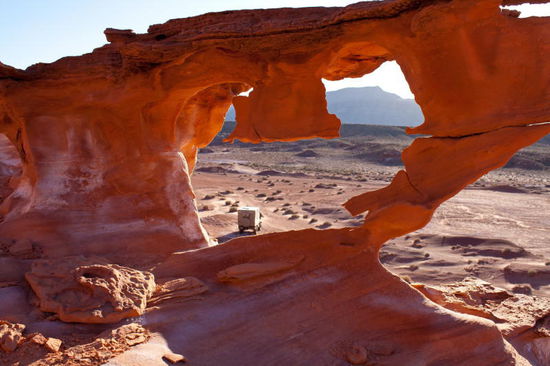 Wunder der Natur - ein Steinbogen in Form eines Herzens
