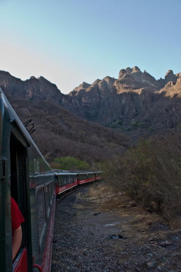 Auf großer Fahrt mit "El Chepe" durch wunderbare Landschaften