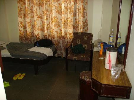 dagegen meine 2. bleibe. hotel sharon in kundapur. sehr zu empfehlen. ich habe 202 rupie bezahlt!