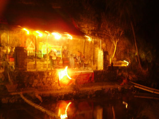 hihi. ja. hier sieht man wie ich finde sehr deutlich den feuerspucker und die drums auf der buehne, oder? *g*