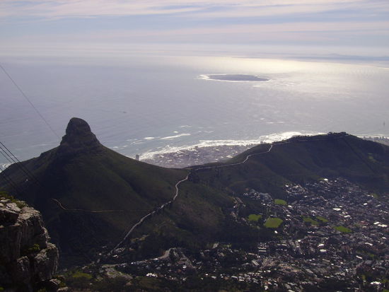 blick vom tafelberg. die insel da ist robbenisland