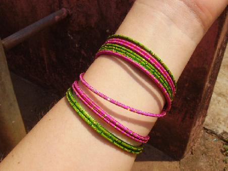 mein arm und neue armreifen. die glitzern ganz schoen!