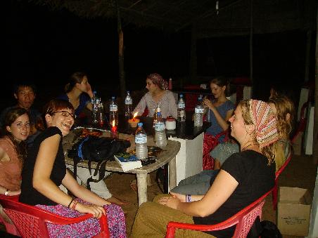 Abendessen. keiner guckt ausser sarah. also das sind gegen den uhrzeigersinn: ich, sarah (england) Jae (korea), Mira (deutschland) vikki (england) jenny (england) Tessa (holland - die sieht man aber gar nicht) Anna (deutschland (die sieht man auch nicht) Annemarie (Holland)