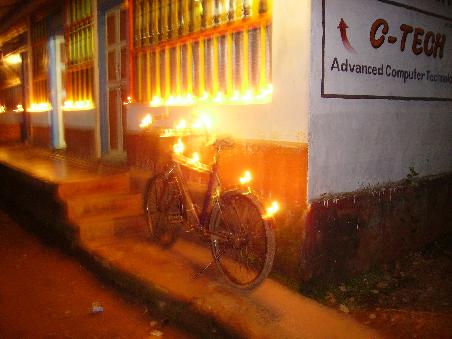 diwali (das fest der lichter) war. die machen dann ueberall lichter hin - das fahrrad war mit ganz vielen kerzen geschmueckt