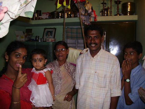 Ramesh und seine familie. seine tochter hatte 1 Jaehrigen Geburtstag und wir waren eingeladen