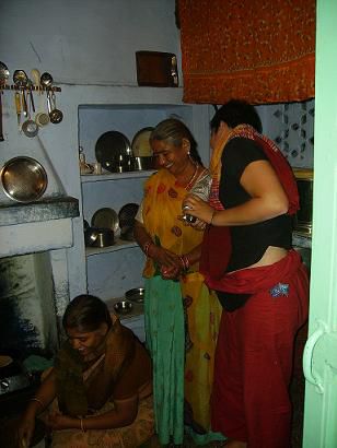blick in eine indische kueche.. marisa und die indische frau, die sie eingeladen hat und ihre tochter