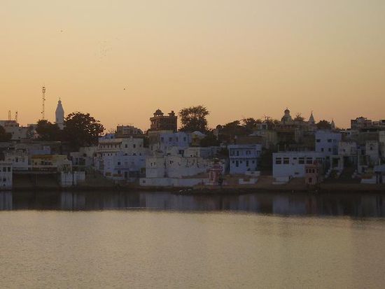 der see in pushkar beim sonnenuntergang
