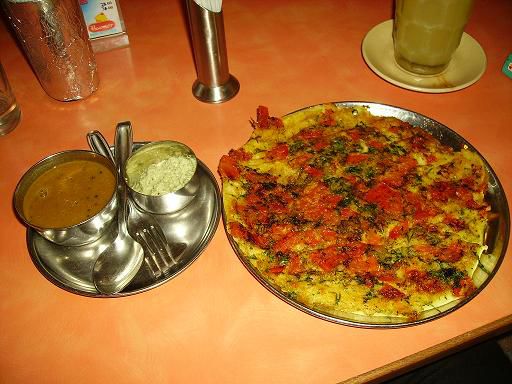 mein lieblingsfruehstueck:tomato uttapam. das weisse ist kokoschutney. lecker!