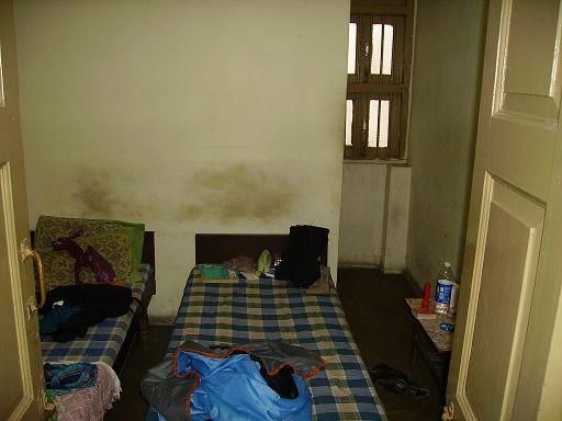 das ist das hotel cadilac in ahmedabad. in meinem reisefuehrer haben sie geschrieben "kleine, farbenfrohe, saubere zimmer" aehm.. ja. sehr passend. also das klein stimmte ja, aber der rest?