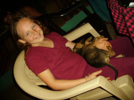 Das ist celine mit uma. uma gehoert der ina und ist ein indisches hundebaby, dass das glueck hat ein neues frauchen gefunden zu haben - uma wird bald nach israel umziehen
