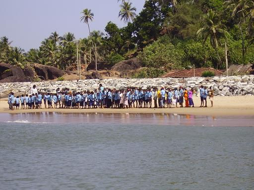 eine schulklasse am gokarna beach