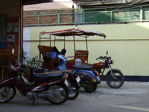 die tuk tuk fahrer koennen ueberall pennen...