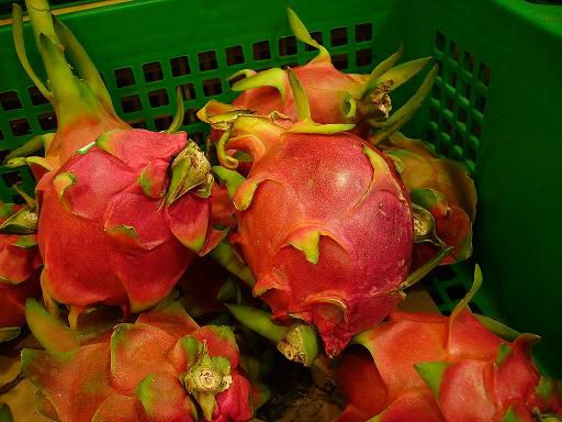 dragonfruit! huebsch, oder? sieht innen aus wie eine weisse kiwi. ich dachte, dass die rotes fruchtfleisch hat und nicht weisses