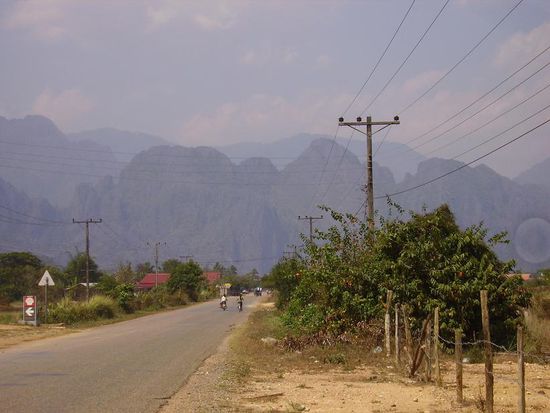 strasse nach vang vieng. das ist eine gute strecke zum radfahren...