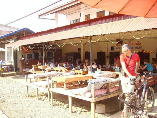 so und die hauptattraktion: friends!! die meisten restaurants sind so aufgebaut. alle gucken zum tv und man kann liegen und chillen und sich am tv programm erfreuen.. manche hassens, manche liebens! 