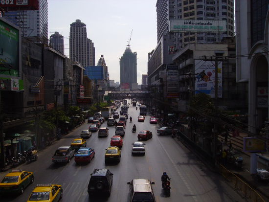 bangkoks strassen am morgen