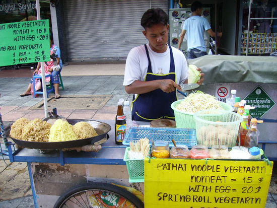 strassenessen. pathai ist sooo lecker! ist nudeln und gemuese und sauce und dann kann man sich noch chilli drauf machen und noch mehr sauce. wir sind nach einigen tage shoppingwahn dazu uebergegangen uns davon zu ernaehren.