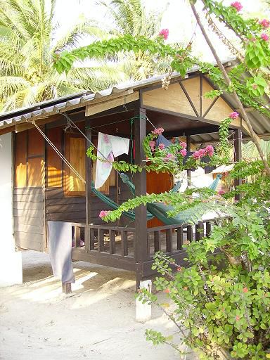 wo wir wohnen! 250 $, laem son bungalows. dusche und toilette drinne. und wieder nur ein paar meter zum strand. sehr nett!